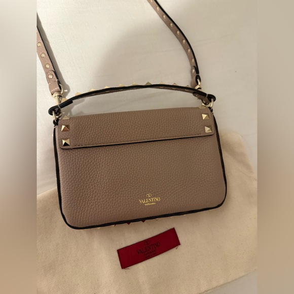 Valentino Garavani Rockstud Grainy Calfskin Pouch in Poudre Color Way. - Picture 6 of 9